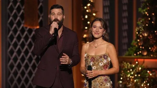 m_jordandavisandlaurendaigle_cmacountryxmas_110425968327