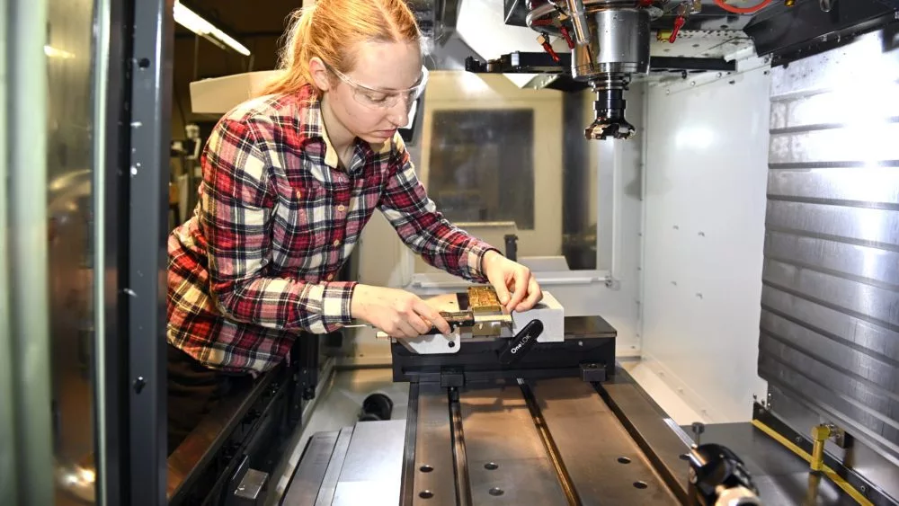 srjcmachineshopstudent-1000x563588189-1