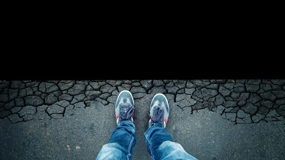 shutterstock_445803169_standingonabyss-1000x563346175-1