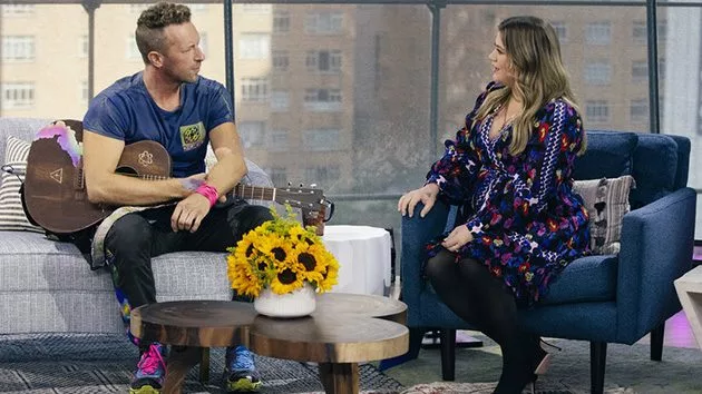 m_chris_martin_kelly_clarkson_011122