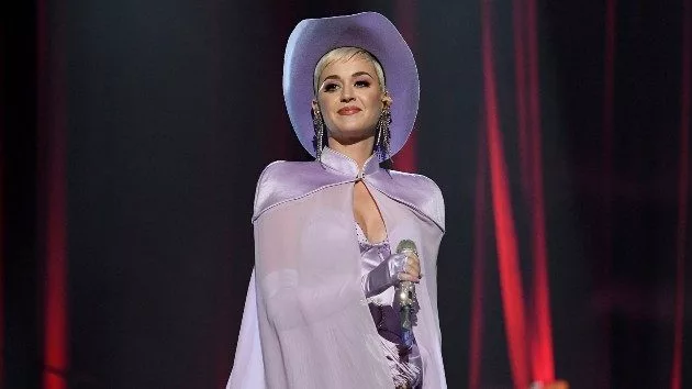getty_katyperrycowboyhat_011422