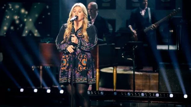 getty_kellyclarkson_021822
