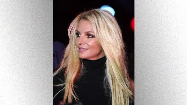 getty_britneyspearsblackturtle_022122