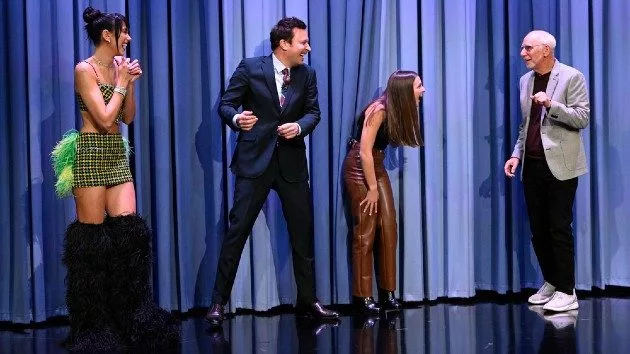 m_dualipaonfallon_030422_0