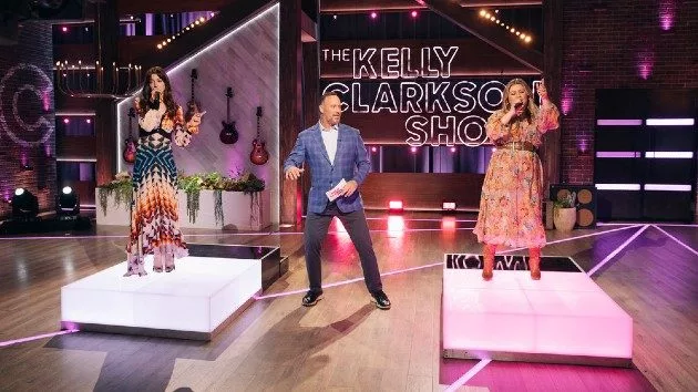 m_kellyclarksonannehathaway_032222