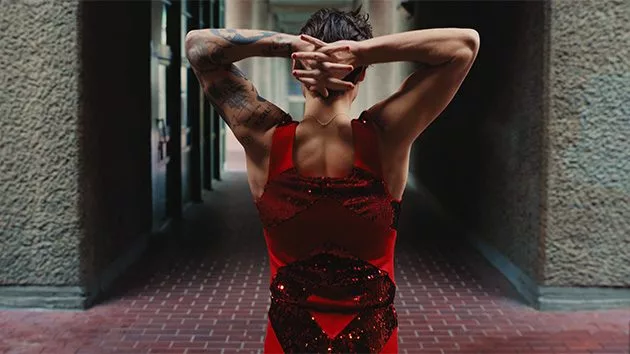 m_harry_styles_032822