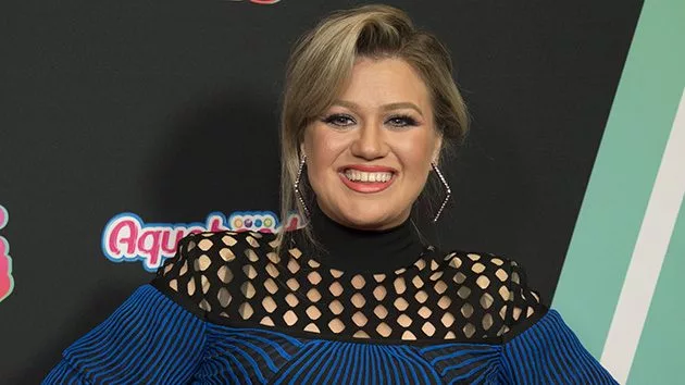 m_kelly_clarkson_032922_