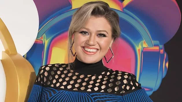 m_kelly_clarkson_051022