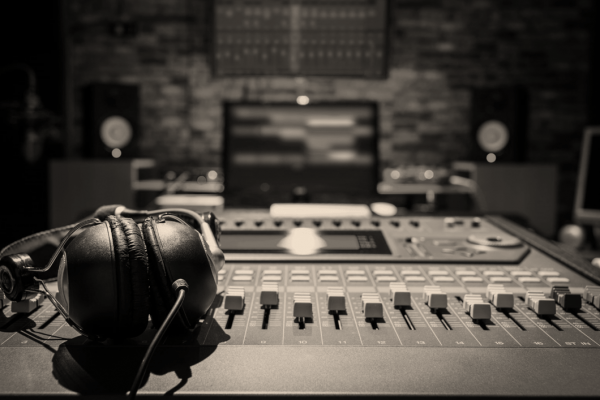 radio-studio-600x400
