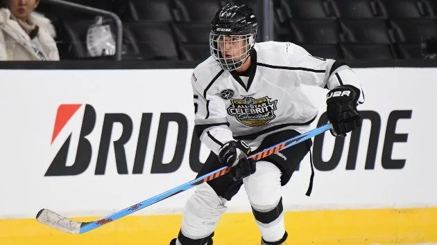 getty_justinbieberhockey_011124742194