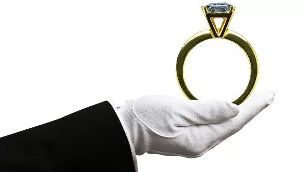 getty_engagementring_011724738811