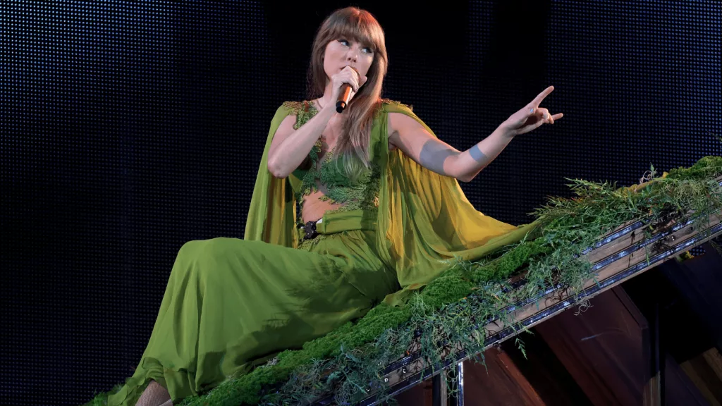 getty_taylorswiftfolklorecabin_020924906911