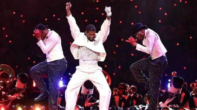 getty_usherhalftimearmsup_021224835435