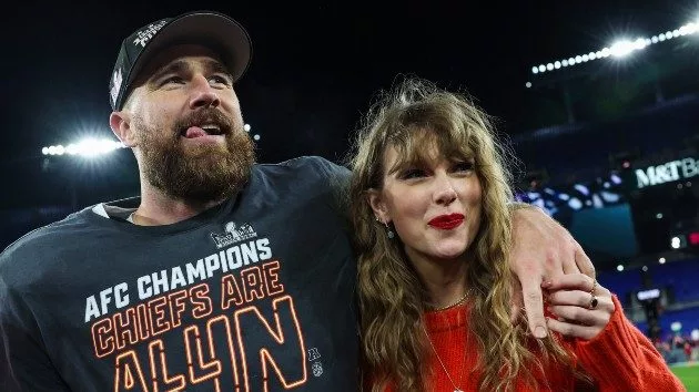 getty_taylorandtravisonthefield_020124538349