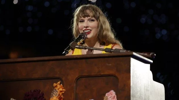 getty_taylorswiftatpiano_040424868130