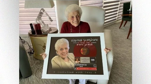 m_arianagrandenonna_041624174588