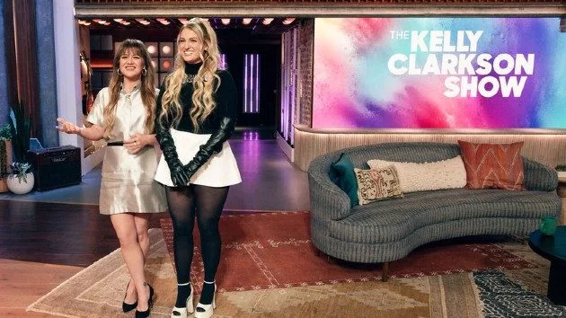 m_kellyclarksonmeghantrainor_043024808713