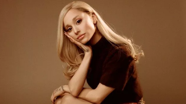 m_arianagrandecrouchinglookingatcam_katietemkin_031824789589