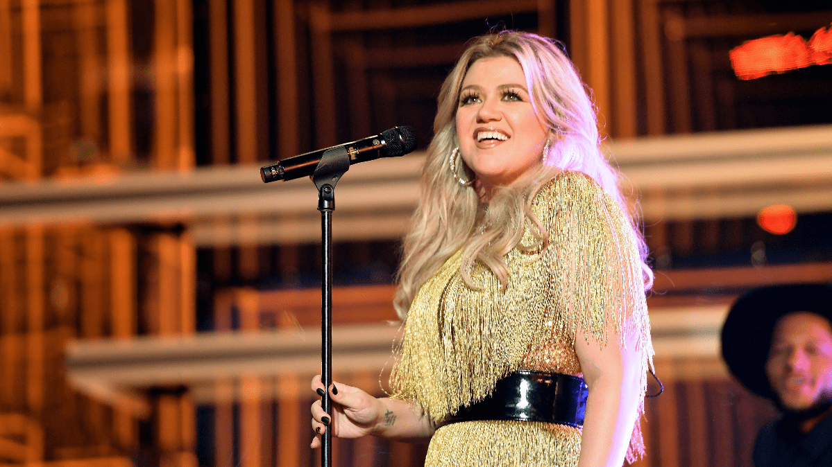 getty_kellyclarkson_092523398280