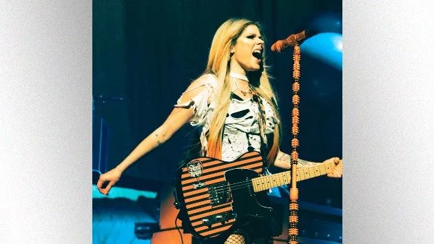 m_avrillavigneonstage_012224197218