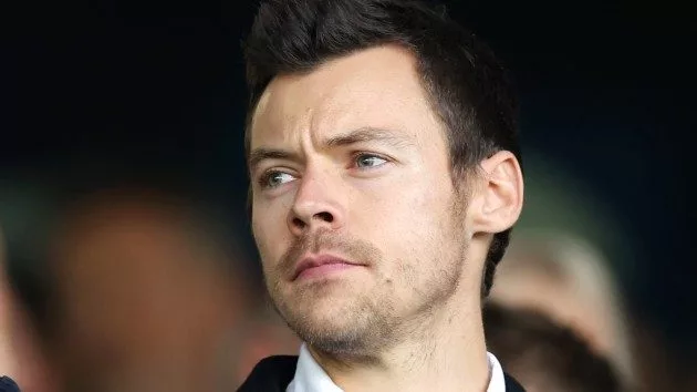 getty_harrystyleslookingsad_052024840129