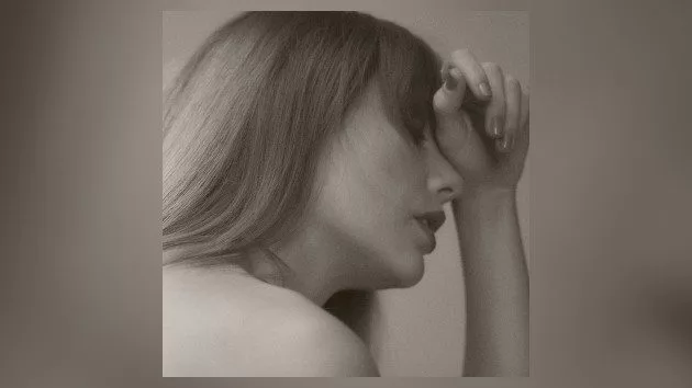 m_taylorswiftthemanuscripthandtohead_052324824835