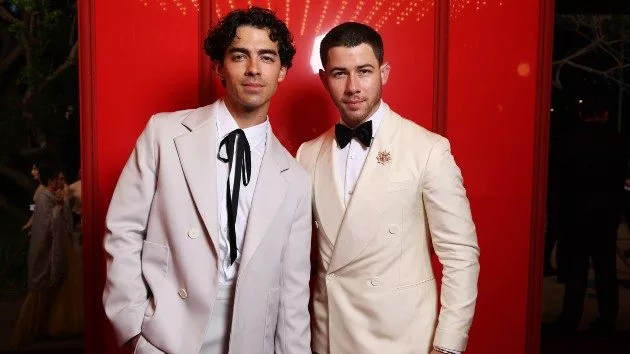 getty_nickandjoejonas_052424416647