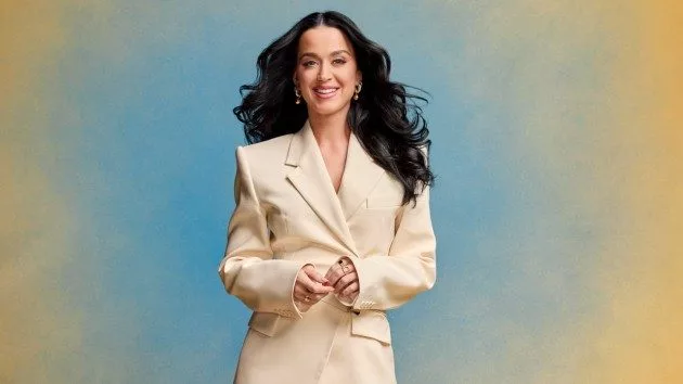 m_katyperrywhitesuitartstreiber_042424781588