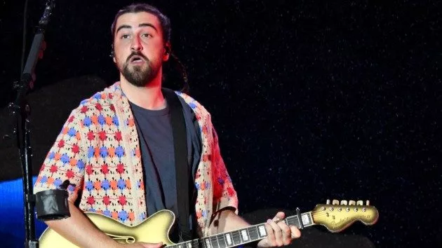 getty_noahkahanguitar_060424565494