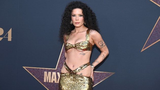 getty_halseymaxxxineredcarpet_062524973288