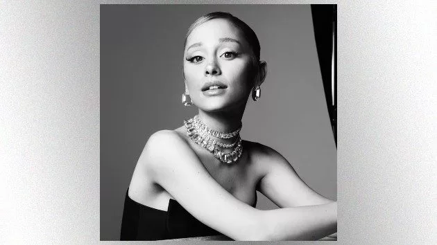 m_arianagrandeswarovski_07162459755