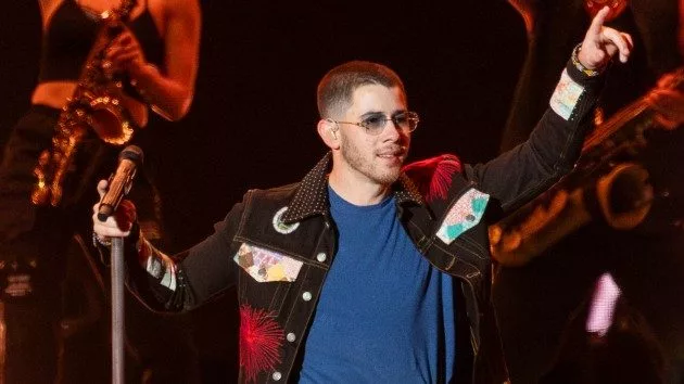 getty_nickjonasonstagearmraised_072524950860