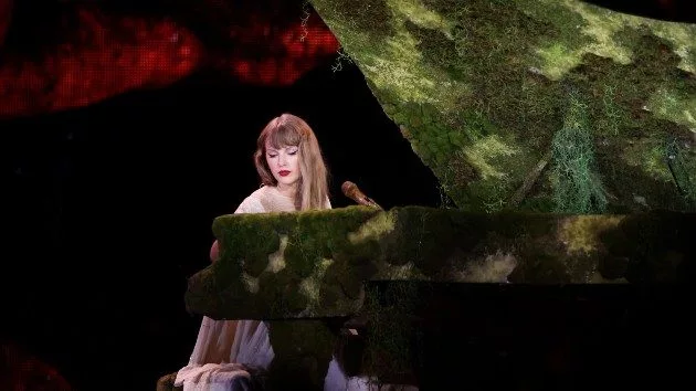 getty_taylorswiftpianolookingdown_081424912141