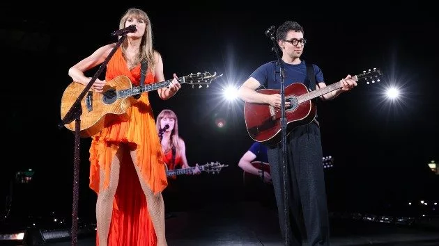 getty_taylorswiftandjackantonoffonstageinlondon_082024263507