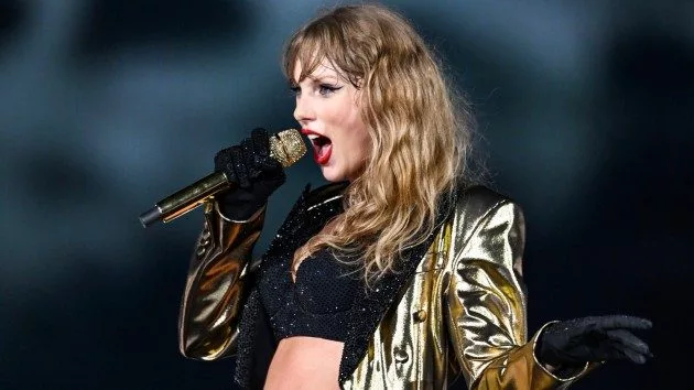 getty_taylorswiftgoldcoat_082224649712