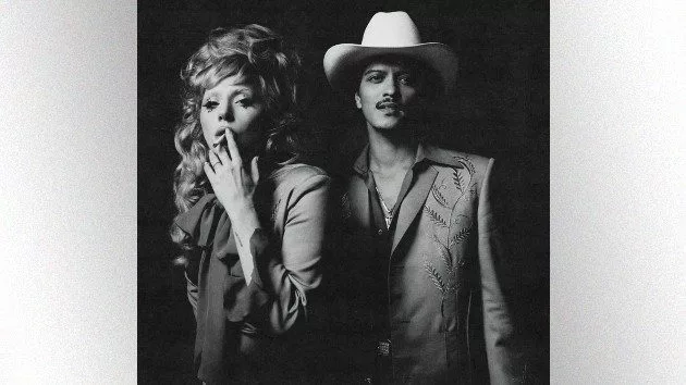 m_ladygagaandbrunomarsblackandwhite_081624521856