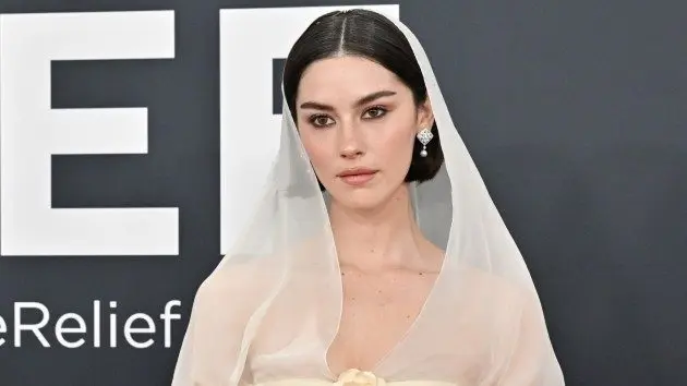 getty_gracieabramsveiledatgrammys_031225694227