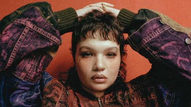 m_lola20young20by20sophie20jones_012725543834