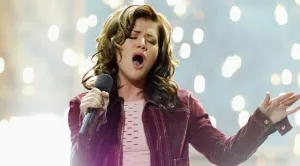 getty_kellyclarksonwinsamericanidol_090522336304