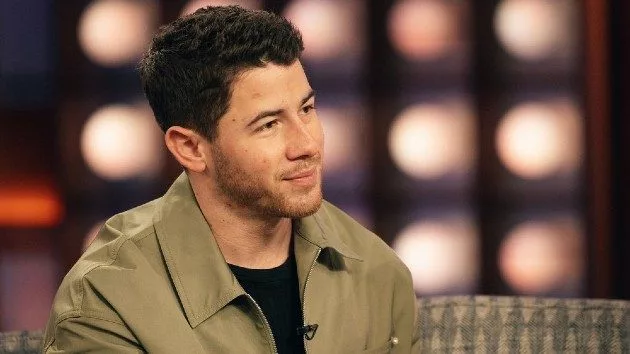 m_nickjonasonkelly_041125570307