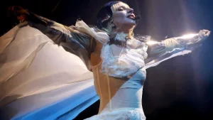 getty_ladygagaarmsoutcoachella_041525219099