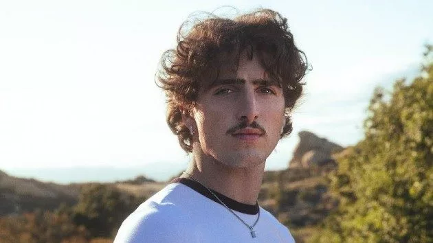 m_bensonboone_jonathanweiner2_010325166471