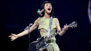 getty_katy20perry20guitar_043035287944