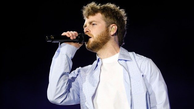 getty_alex20warren20onstage_050525732772