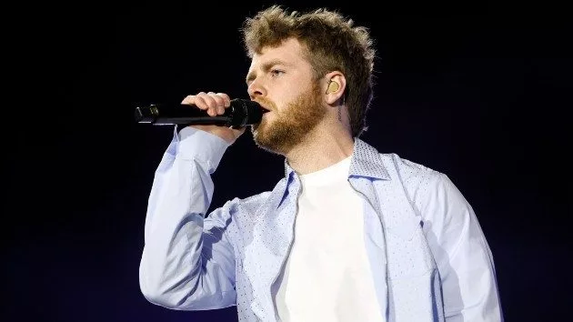 getty_alex20warren20onstage_050525732772