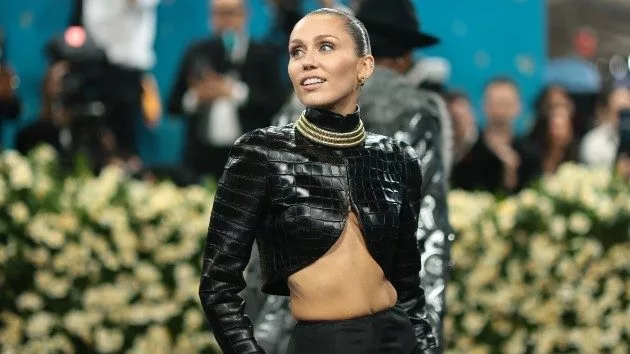getty_mileycyrusmetgala_050625364971