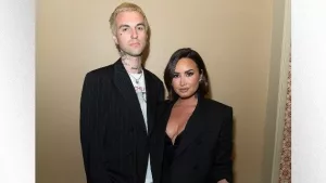 getty_demilovatoandjutesstanding_052725756910