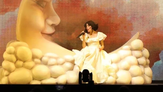 getty_halseymoon_060425399637