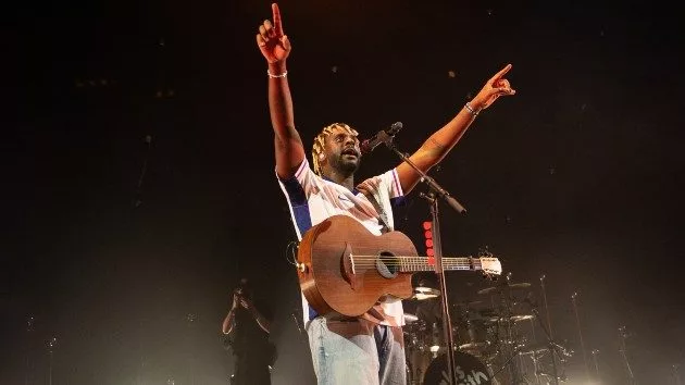 getty_mylessmithonstagehandsup_062625253247