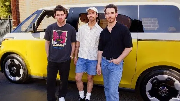 m_jonasbrothersvwbus_081225550433